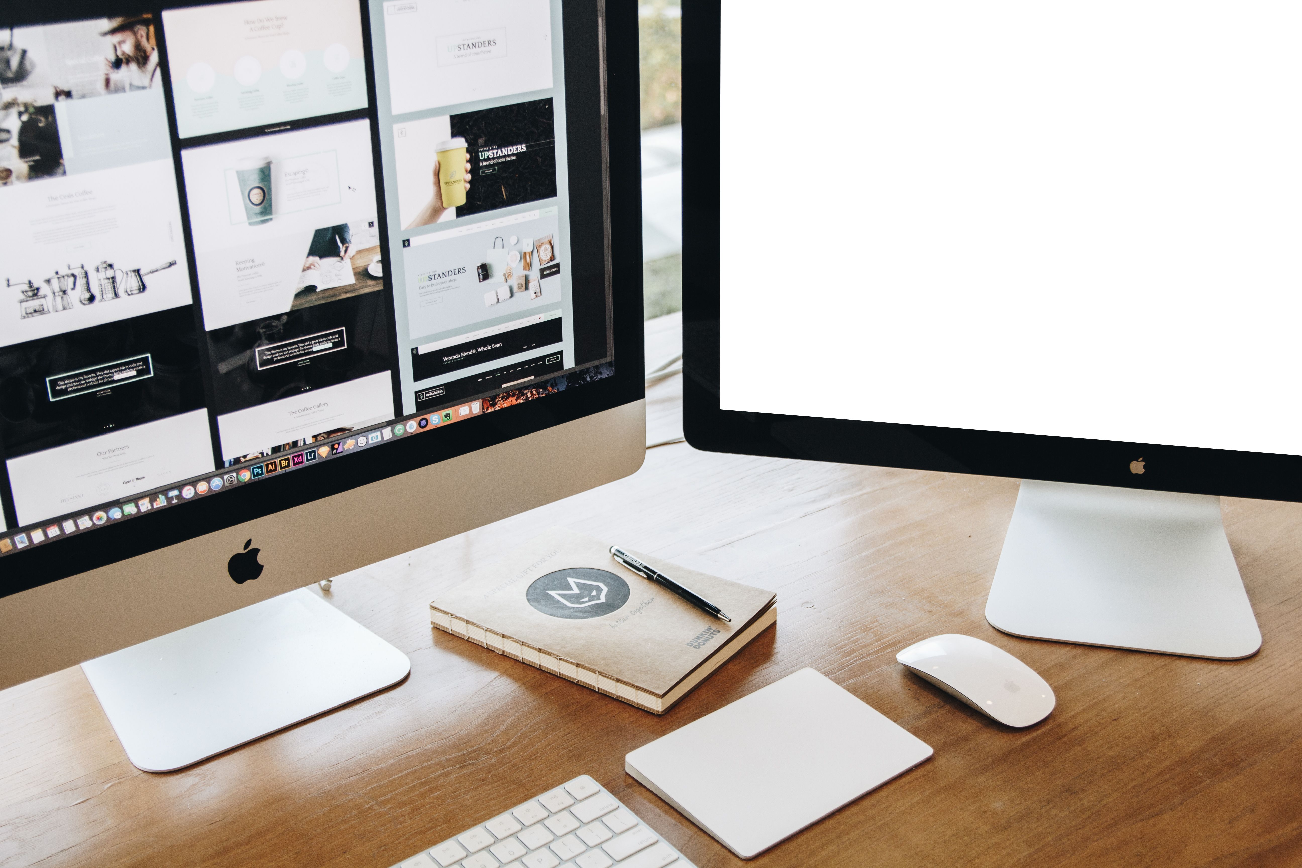 Studio-Arbeitsplatz mit Dual-Monitor Setup für Interface Design