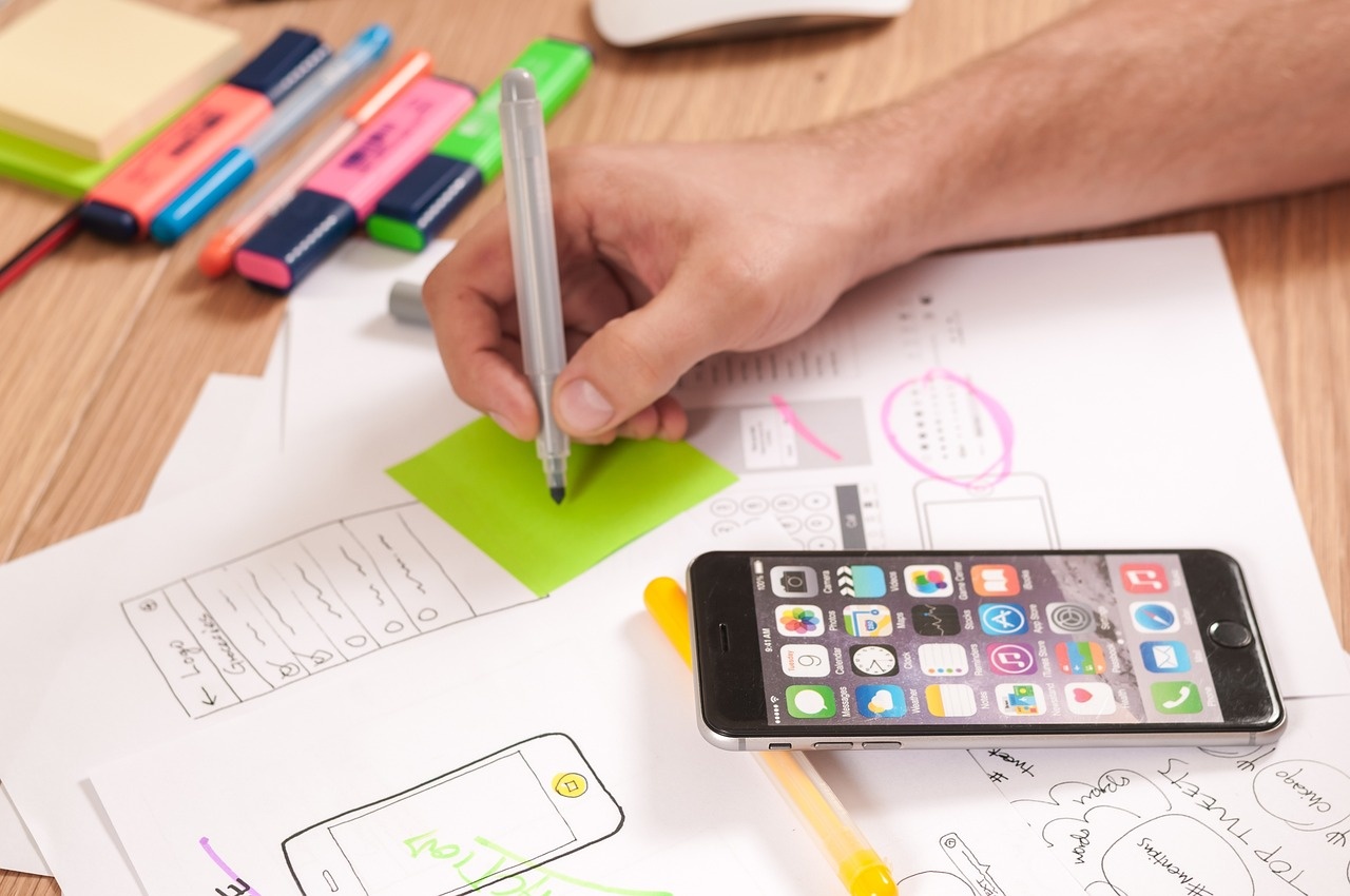 UX Workshop mit Sticky Notes an der Wand