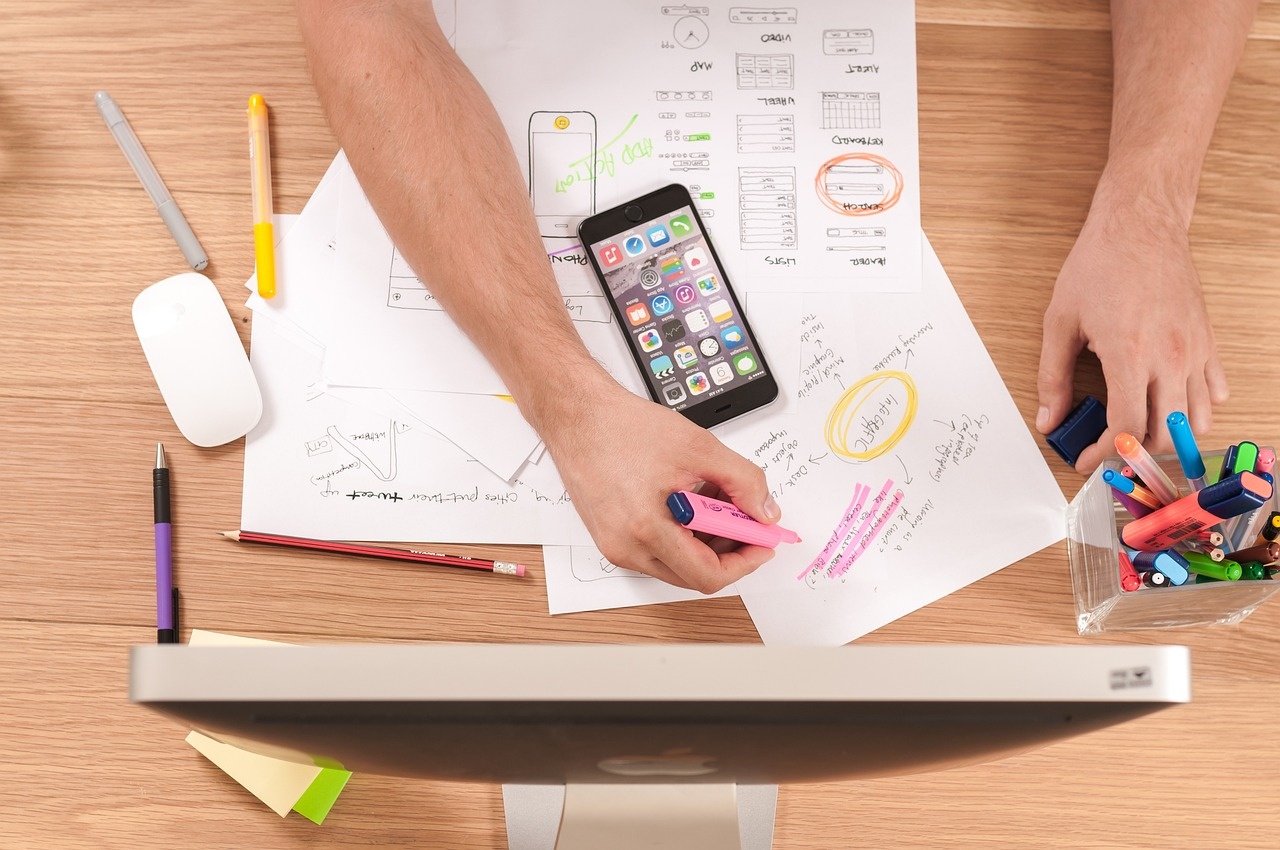 Wireframe-Skizzen und Prototyping am Schreibtisch